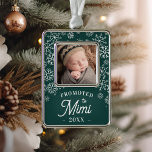 Gepromoveerd naar Mimi | Baby Foto Grandma Verzilverd Omlijst Ornament<br><div class="desc">Viel zijn eerste Kerstmis als grootmoeder met deze mooie fotoversiering met een foto van baby die is omgeven door het vallen van witte sneeuwvlokken op een groene achtergrond. "Promoted to Mimi" staat naast het jaar ook in witte,  rustige letters.</div>