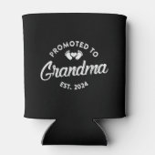 Gepromoveerd naar Oma Est 2024 Grappige Nieuwe Oma Blikjeskoeler (Achterkant)