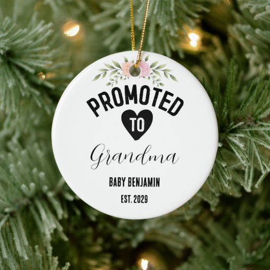 Gepromoveerd naar Oma gepersonaliseerde Baby Naam Keramisch Ornament (Boom)