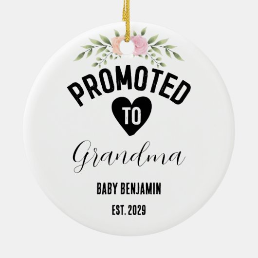 Gepromoveerd naar Oma gepersonaliseerde Baby Naam Keramisch Ornament (Achterkant)
