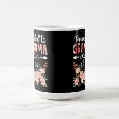 Gepromoveerd naar oma weer 2024 Bloemen Moederdag Koffiemok (Center)