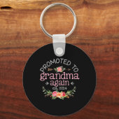 Gepromoveerd naar oma weer EST 2024 Baby Sleutelhanger (Voorkant)