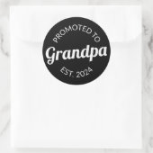 Gepromoveerd naar opa Est. 2024 I Ronde Sticker (Tas)