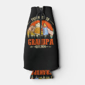 Gepromoveerd naar Opa Est 2024 Retro Fathers Day N Flesjeskoeler (Achterkant)