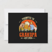 Gepromoveerd naar Opa Est 2024 Retro Fathers Day N RSVP Kaartje (Achterkant)