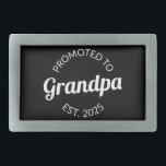 Gepromoveerd naar opa Est. 2025 I Gesp<br><div class="desc">Cool ontwerp, perfect voor elke nieuwe opa. Geweldige manier om een zwangerschap aan je vader aan te kondigen! 'Promoted to grandpa est 2025' leuke quote voor elk man dat al van zijn kleinkinderen houdt. Geef dit aan je vader op Vaderdag of koop deze kunst als je de beste nieuwe opa...</div>