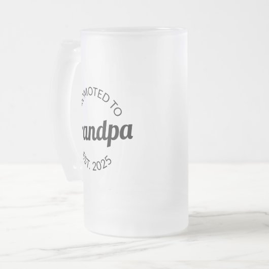 Gepromoveerd naar opa Est. 2025 I Matglas Bierpul (Voorkant links)