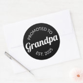 Gepromoveerd naar opa Est. 2025 I Ronde Sticker (Envelop)