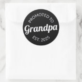 Gepromoveerd naar opa Est. 2025 I Ronde Sticker (Tas)