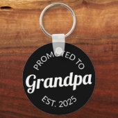 Gepromoveerd naar opa Est. 2025 I Sleutelhanger (Voorkant)