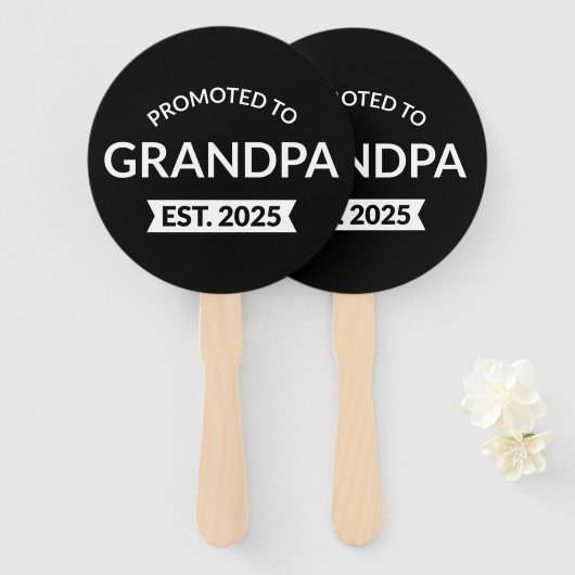 Gepromoveerd naar opa Est. 2025 II Handwaaier (Voorkant en achterkant)