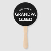 Gepromoveerd naar opa Est. 2025 II Handwaaier (Voorkant)