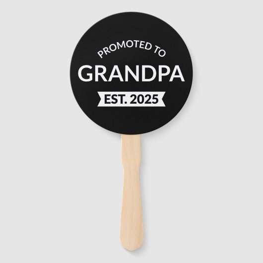 Gepromoveerd naar opa Est. 2025 II Handwaaier (Voorkant)
