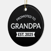 Gepromoveerd naar opa Est. 2025 II Keramisch Ornament (Links)