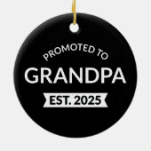 Gepromoveerd naar opa Est. 2025 II Keramisch Ornament (Achterkant)