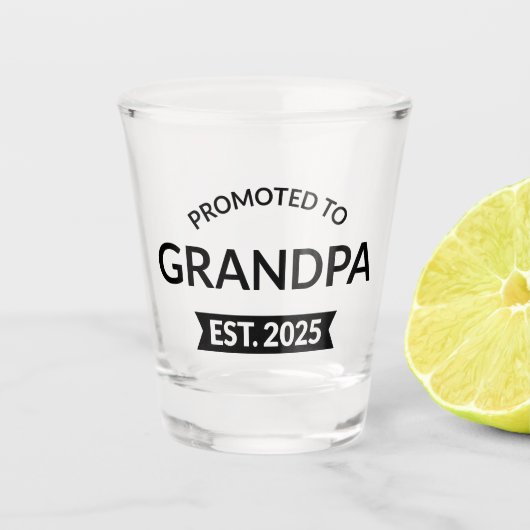 Gepromoveerd naar opa Est. 2025 II Shot Glas (Voorkant)