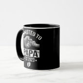Gepromoveerd naar Papa 2023 First Time Fathers Day Mok (Voorkant links)