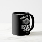 Gepromoveerd naar Papa 2023 First Time Fathers Day Mok (Voorkant rechts)