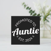 Gepromoveerd naar tante Est. 2024 I Aankondiging (Staand voorkant)