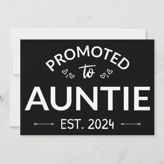 Gepromoveerd naar tante Est. 2024 II Aankondiging (Voorkant)