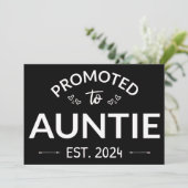 Gepromoveerd naar tante Est. 2024 II Aankondiging (Staand voorkant)