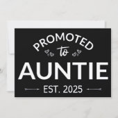 Gepromoveerd naar tante Est. 2025 II Aankondiging (Voorkant)