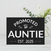 Gepromoveerd naar tante Est. 2025 II Aankondiging (Staand voorkant)