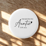 Gepromoveerd naar tante EST | Schattigee nieuwe ta Ronde Button 3,2 Cm<br><div class="desc">Vier haar grote nieuws met deze schattige "Gepromoveerd tot tante EST 2025" knop - een kleine maar betekenisvolle aandenken voor de eerste keer tantes! Ontworpen met een modern minimalistisch lettertype en hartaccent, is deze pin een leuk accessoire voor baby-onthullingen, genderonthullingsfeesten, baby showers of gewoon dagelijks trotse tante draag. · Hoge...</div>