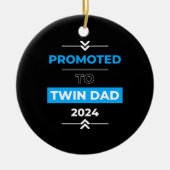 Gepromoveerd naar Twin Dad 2024 Keramisch Ornament (Voorkant)