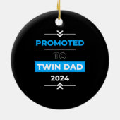 Gepromoveerd naar Twin Dad 2024 Keramisch Ornament (Achterkant)