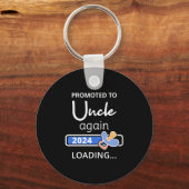 Gepromoveerd naar Uncle Again 2024 Loading I Sleutelhanger (Achterkant)
