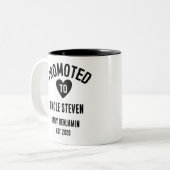 Gepromoveerd naar Uncle Personalized Baby Naam Tweekleurige Koffiemok (Voorkant links)