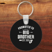 Gepromoveerd tot Big Brother est. 2024 Sleutelhanger (Achterkant)