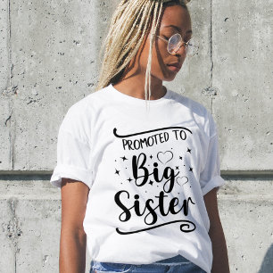 Gepromoveerd tot BIG Sister. Bewerkbare naam T-shirt