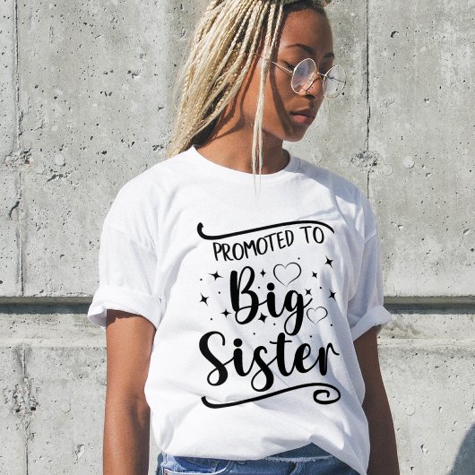 Gepromoveerd tot BIG Sister. Bewerkbare naam T-shirt