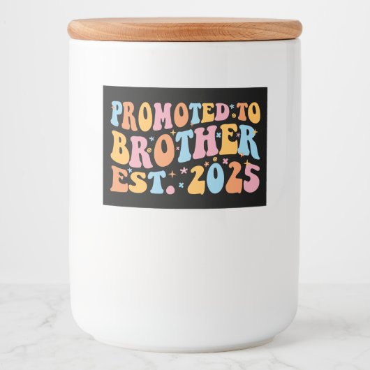 Gepromoveerd tot Broeder Est. 2025 III Voedselcontainer Etiket (Voorkant)