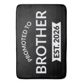 Gepromoveerd tot Broeder Est. 2026 II Badmat (Voorkant Verticaal)