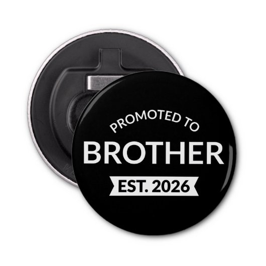 Gepromoveerd tot Broeder Est. 2026 II Button Flesopener (Voorkant)
