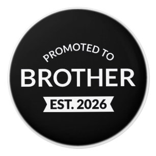 Gepromoveerd tot Broeder Est. 2026 II Keramische Knop