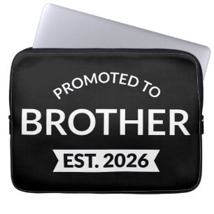 Gepromoveerd tot Broeder Est. 2026 II Laptop Sleeve