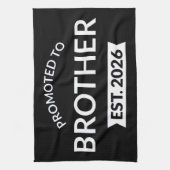 Gepromoveerd tot Broeder Est. 2026 II Theedoek (Verticaal)