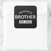 Gepromoveerd tot Broeder Est. 2026 II Vierkante Sticker (Tas)