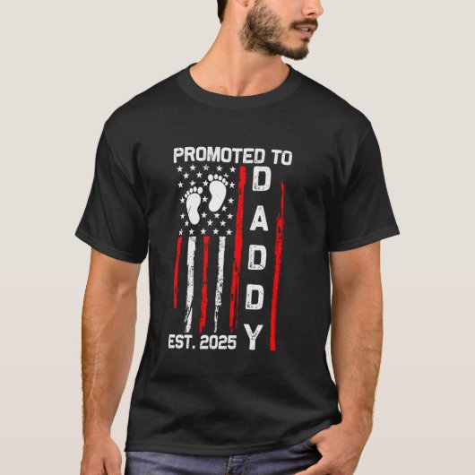 Gepromoveerd tot Daddy EST 2025 Patriotic American T-shirt (Voorkant)
