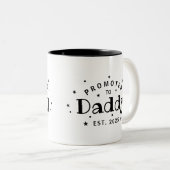 Gepromoveerd tot Daddy Gepersonaliseerde Vader Gif Tweekleurige Koffiemok (Voorkant rechts)