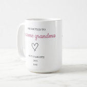 Gepromoveerd tot Geweldige oma gepersonaliseerd Koffiemok (Voorkant links)