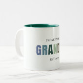 Gepromoveerd tot Grandpa EST 2025 | Custom Tweekleurige Koffiemok (Voorkant links)