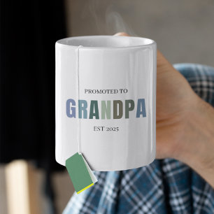 Gepromoveerd tot Grandpa EST 2025   Custom Tweekleurige Koffiemok