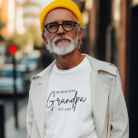 Gepromoveerd tot Grandpa EST 2025 | Nieuw opa cade T-shirt<br><div class="desc">Vier de spannende promotie naar opa in stijl! Dit T-shirt van Promoted to Grandpa EST 2025 is de perfecte manier om een speciaal moment te markeren - of je nu het grote nieuws aankondigt of een eerste keer een opa schenkt. Modern minimalistisch script design Zacht, ademend katoen voor de hele...</div>