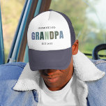 Gepromoveerd tot Grandpa EST 2025 | Nieuwe grootou Trucker Pet<br><div class="desc">Vier een mijlpaal in stijl met deze "Promoted to Grandpa EST 2025" trucker hat! Ontworpen met een modern, genderneutraal kleurenpalet, maakt dit pet het perfecte zwangerschapsaankondigingsgeschenk voor nieuwe of aanstaande grootvaders. Geweldig voor Vaderdag, baby showers of casual alledaagse draag om trots het spannende nieuws te delen. De comfortabele pasvorm en...</div>