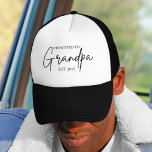 Gepromoveerd tot Grandpa EST Pet | Nieuw opa cadea<br><div class="desc">Vier het grote nieuws in stijl met deze "Promoted to Grandpa EST 2025" retro trucker hoed! Dit leuke en eigentijdse pet is het perfecte cadeau voor de eerste keer opa’s of opa’s. Of het nu gaat om een zwangerschapsaankondiging, Vaderdag of gewoon een verrassingsonthulling, dit pet is een doordachte en draagbare...</div>